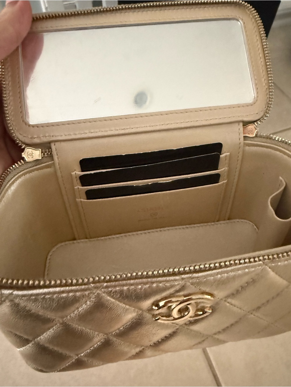 Chanel Quilted Metallic Gold Crossbody Vanity Case from 26/27 cruise collection - Picture 4 of 5